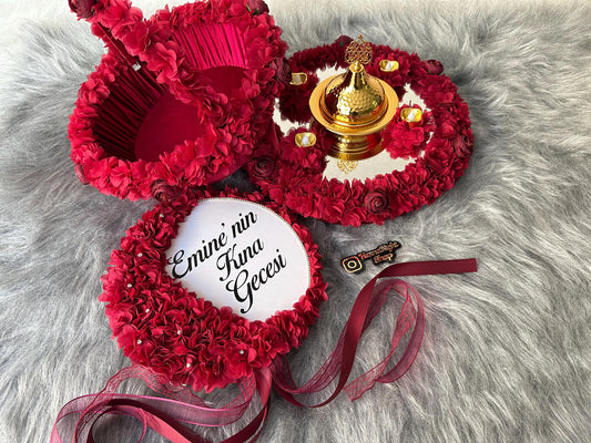 There are a henna basket, henna tray, henna tambourine with gold dome and 4 led candles.